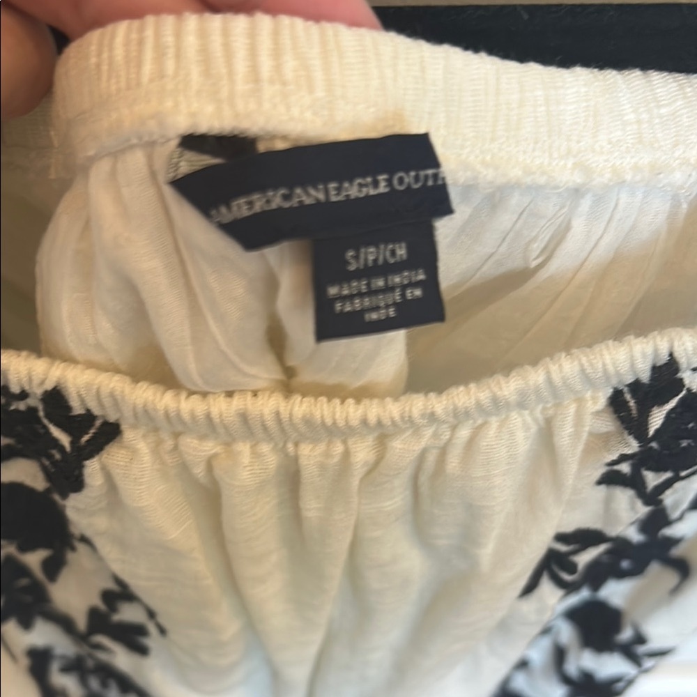 Black and Off White Embroidered Puff Sleeve Crop Top - Picture 2 of 3